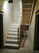 Деревянная лестница с поворотом на 180 градусов с подступенками