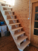 Деревянная прямая лестница без подступенок