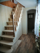 Деревянная прямая лестница с подступенками и встроенным шкафом