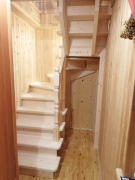 Деревянная узкая лестница с забежными ступенями и подступенками с поворотом на 180 