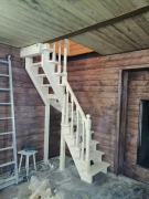 Лестница деревянная с крутым спуском