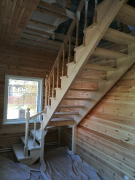 Лестница деревянного со второго этажа